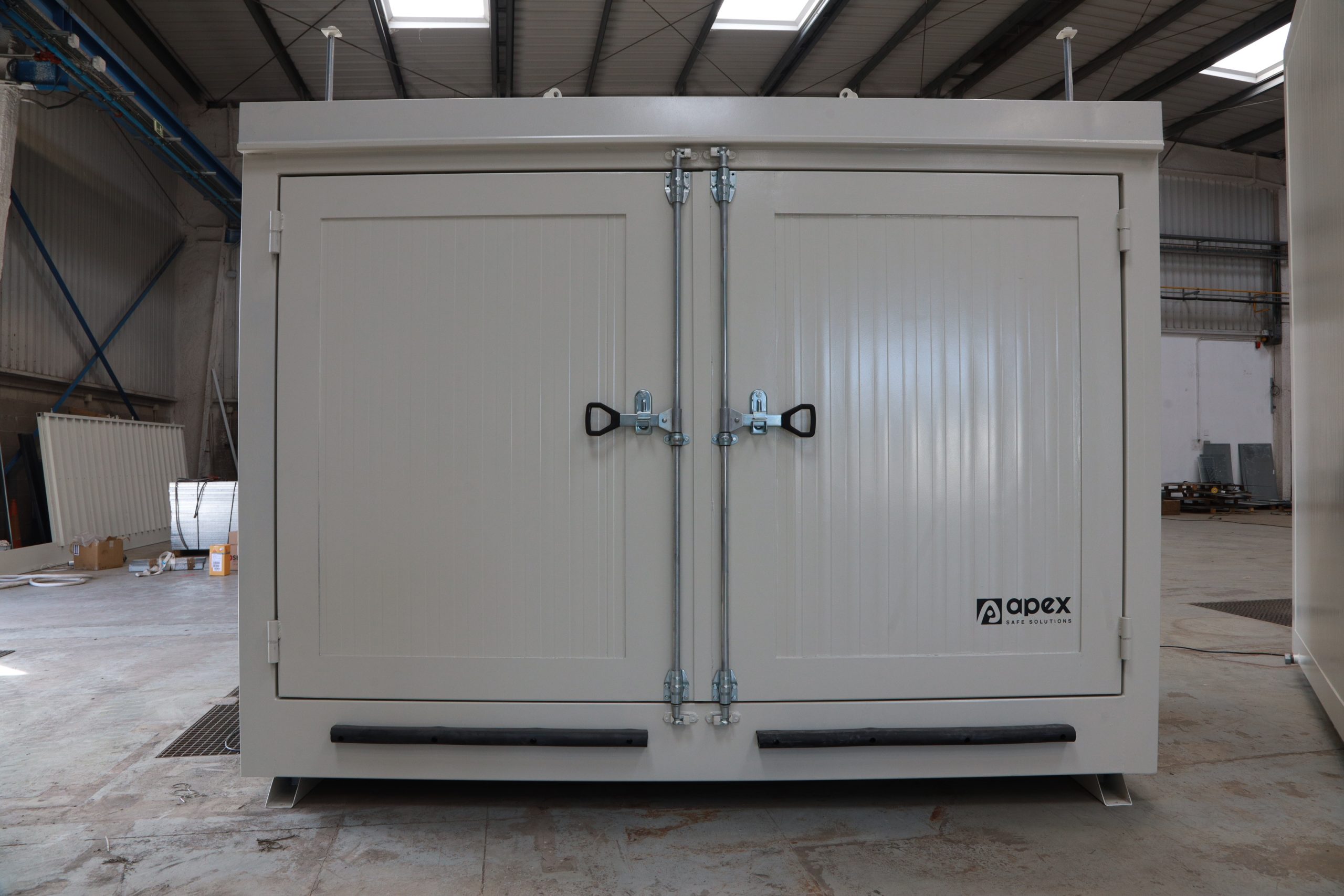 Almacén APQ-9 para peróxidos orgánicos con puertas de doble hoja